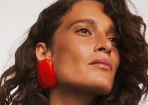 Kolorowe kolczyki w karnawałowych stylizacjach – kiedy są dodatkiem, a kiedy głównym akcentem?