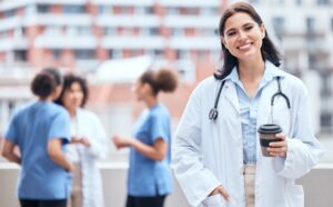 Jak działają systemy studiów medycznych w różnych krajach?