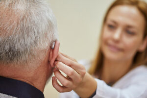 Źle dopasowany aparat słuchowy – jak rozpoznać?