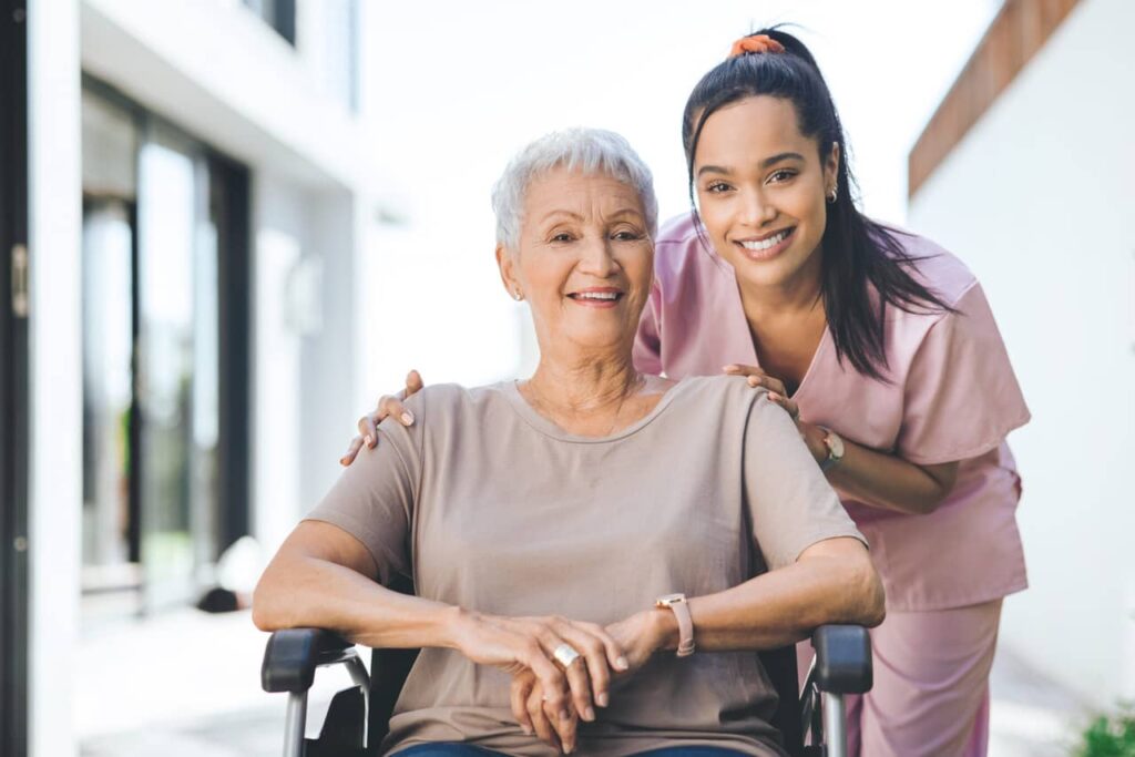 piekunka seniorki z uśmiechniętą seniorką